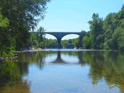 Le Pont de Chauzon, vu de la rivière Ardèche