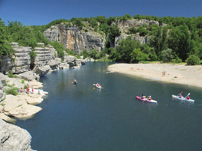 Plage de Chauzon, près de Ruoms en sud Ardèche