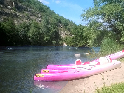 Canoës sur une petite plage de l'Ardèche