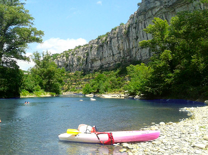 Canoë au bord de l'eau, dans les gorges de l'Ardèche